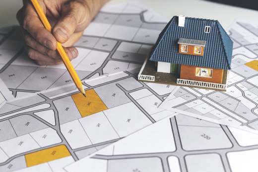 Foto: Bleistift zeigt Katasterplan