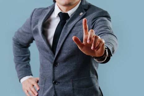 Foto: Mann streckt Zeigefinger aus